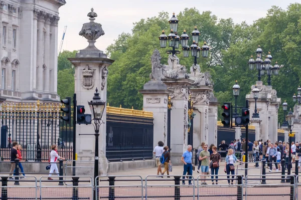 Londyn Wielka Brytania Maja 2018 Widok Turystów Przed Pałacem Buckingham — Zdjęcie stockowe