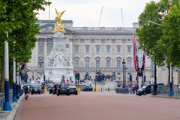London Egyesült Királyság 2018 Május Autók Turisták Megtekintése Londoni Buckingham — Stock Fotó