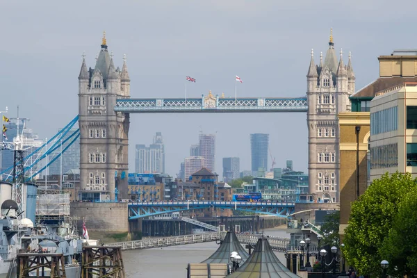 ロンドン イギリス 2018年5月23日 曇りの日にロンドンの美しいタワーブリッジ — ストック写真