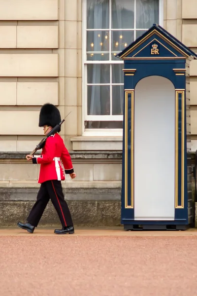 Londres Grã Bretanha Maio 2018 Perto Uma Guarda Real Caminhando — Fotografia de Stock