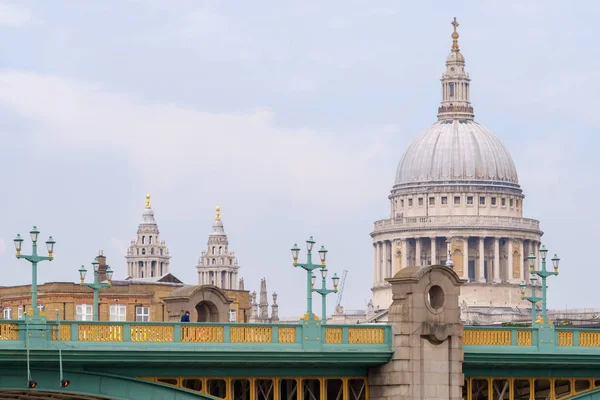 イギリス ロンドン 2018年5月21日 ロンドンを背景にしたサウスワーク橋と有名な聖ポール大聖堂の眺め — ストック写真