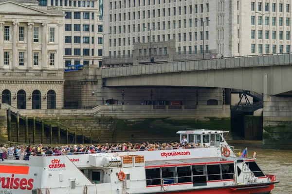 London Großbritannien Mai 2018 Blick Auf Ein Ausflugsschiff Voller Touristen — Stockfoto