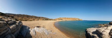 Yunanistan 'daki muhteşem turkuaz kumlu Plakes plajının panoramik manzarası