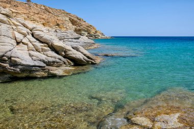 Yunanistan 'daki Plakes plajının yanındaki kayalık manzaraya bak.