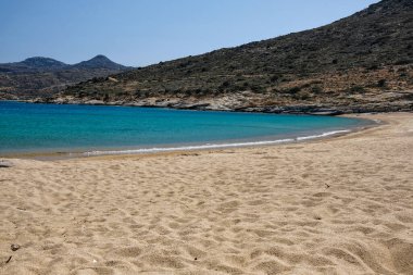 Yunanistan 'daki muhteşem turkuaz kumlu Plakes plajının panoramik manzarası