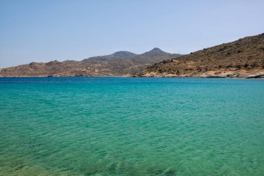 Yunanistan 'daki Plakes' in muhteşem turkuaz plajı ve arka plandaki Kalamos plajının panoramik manzarası