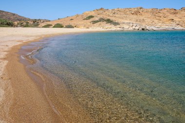 Yunanistan 'daki muhteşem turkuaz kumlu Plakes plajının panoramik manzarası