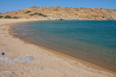 Yunanistan 'daki muhteşem turkuaz kumlu Plakes plajının panoramik manzarası