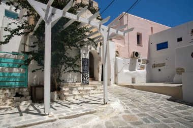 Ios, Yunanistan: 26 Mayıs 2021: Ios Yunanistan 'ın pitoresk adasında tipik bir sokak manzarası