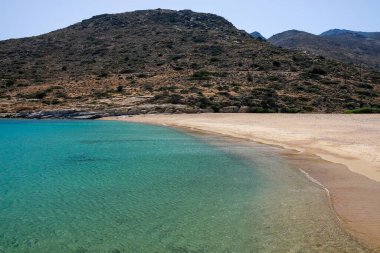 Yunanistan 'daki muhteşem turkuaz kumlu Plakes plajının panoramik manzarası