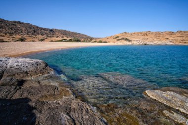 Yunanistan 'daki muhteşem turkuaz kumlu Plakes plajının panoramik manzarası