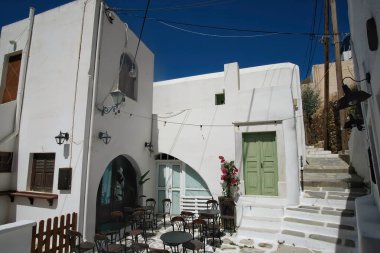 Yunanistan 'ın Ios kentindeki köyün merkezinde küçük bir resim barı manzarası 