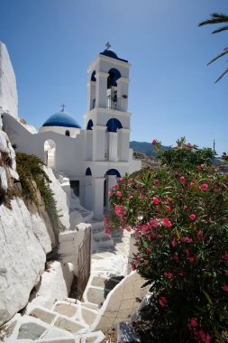 Çiçeklerle çevrili Panagia Gremniotissa Ortodoks Kilisesi manzarası