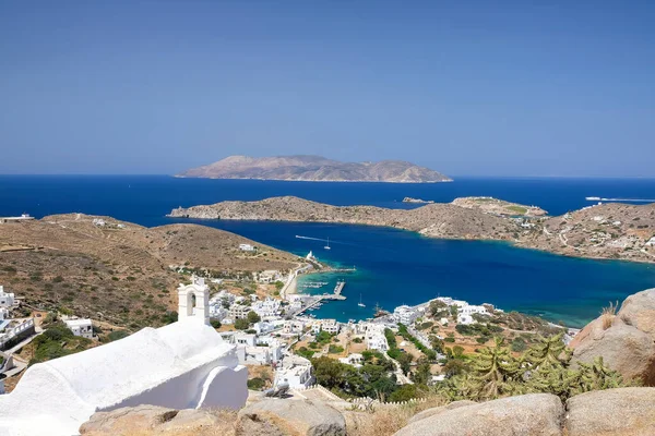 Panoramiczny Widok Piękny Malowniczy Port Ios Grecja Wyspa Sikinos Tle — Zdjęcie stockowe