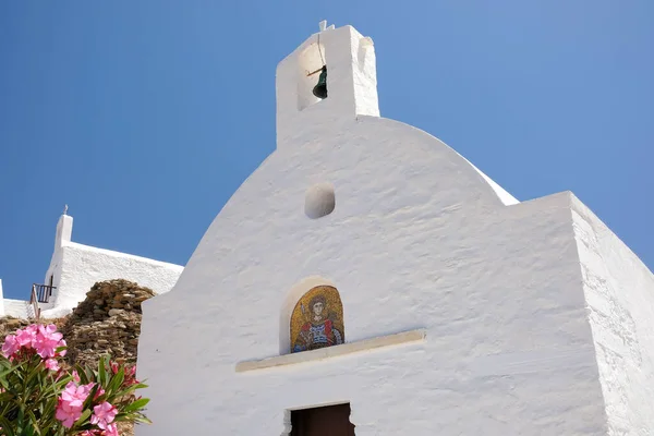 Vista Duas Pequenas Igrejas Caiadas Branco Topo Colina Ios Grécia — Fotografia de Stock