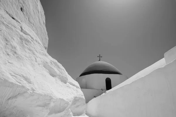 Vue Sommet Une Église Grecque Orthodoxe Ios Grèce Noir Blanc — Photo