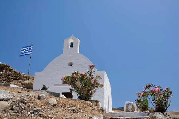 Vista Una Pequeña Iglesia Encalada Cima Colina Ios Grecia Bandera — Foto de Stock