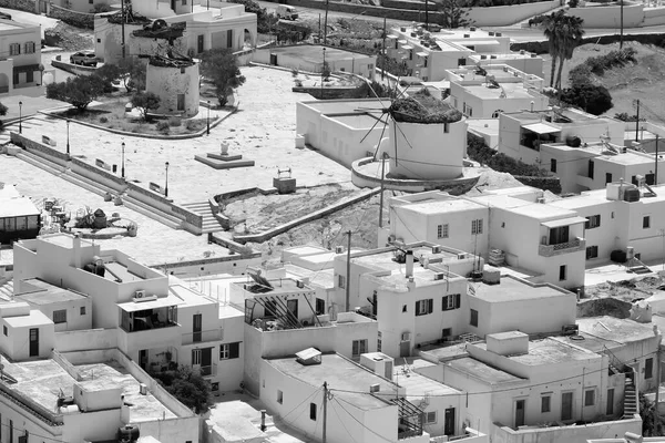 Pohled Bíle Natřené Obytné Budovy Staré Větrné Mlýny Domy Ios — Stock fotografie