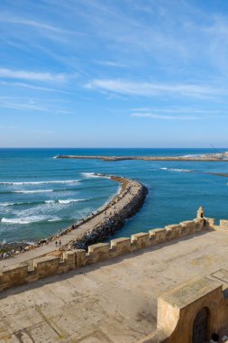 Güneşli bir günde Rabat Fas 'ta okyanus kenarında güzel bir gezinti.