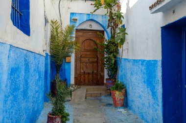 Rabat, Fas - 1 Mart 2020 Rabat Fas 'taki bir iskan evine geleneksel renkli giriş