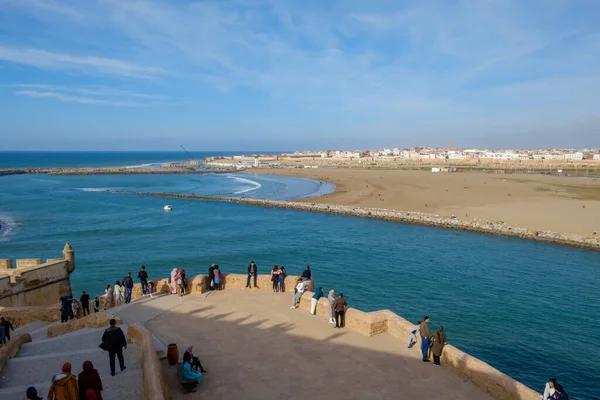 Rabat, Fas - 1 Mart 2020: Turistler ve yerliler Rabat Fas plajının keyfini çıkarıyorlar