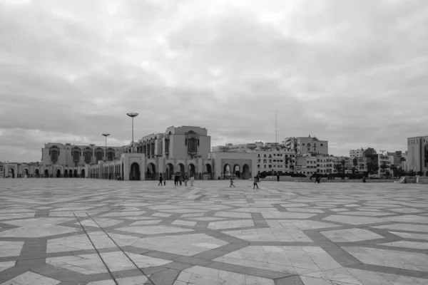 摩洛哥卡萨布兰卡 2020年3月2日 摩洛哥卡萨布兰卡Hassan 2清真寺前的各种建筑 黑白相间 — 图库照片