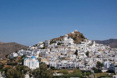 Ios Yunanistan 'ın resimli ve beyazlatılmış adasının panoramik manzarası