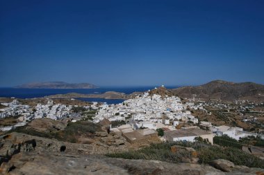 Ios Yunanistan 'ın resimli ve beyazlatılmış adasının panoramik manzarası