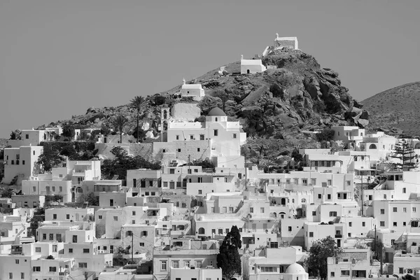 그리스의 에오스해 내려다 보이는 꼭대기에 예배당 그리스 국기의 파노라마의 모습은 — 스톡 사진