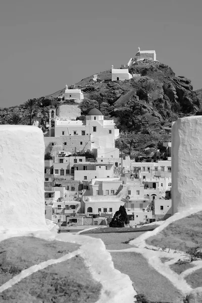 小さな礼拝堂 ギリシャのイオス島のエーゲ海を見下ろす村のパノラマビューは 黒と白のチョーラとして知られています — ストック写真