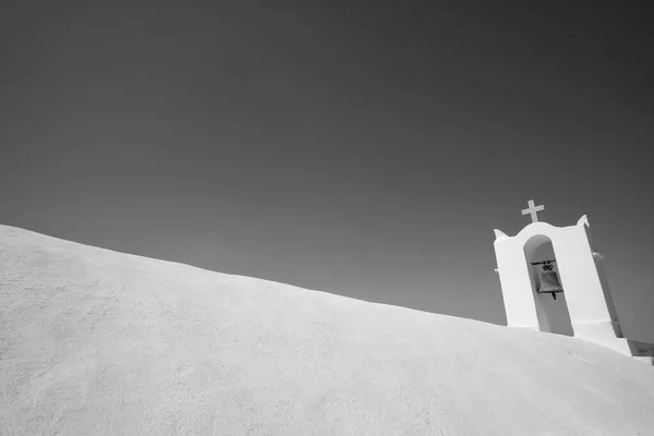 Хрест Вершині Православної Білої Церкви Греції Блакитне Небо Задньому Плані — стокове фото