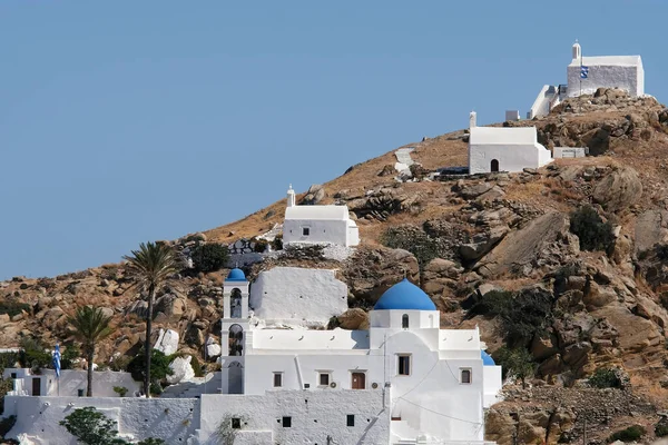 Vista Panorámica Una Iglesia Capillas Más Pequeñas Bandera Griega Cima —  Fotos de Stock