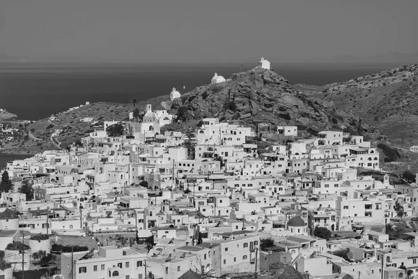 Panoramatický Pohled Malebný Bělený Ostrov Ios Řecko Černobílém — Stock fotografie