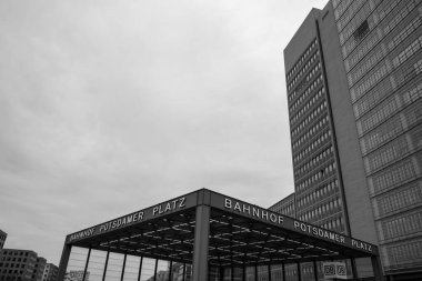 Berlin, Almanya - 18 Nisan 2023: Berlin Almanya 'da çeşitli binalarla çevrili Potsdam' daki tren istasyonunun görüntüsü