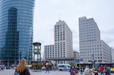 Berlin, Almanya - 18 Nisan 2023: Berlin Almanya 'da çeşitli binalarla çevrili Potsdam tren istasyonunun görüntüsü