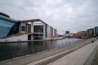 Berlin, Almanya - 18 Nisan 2023: Berlin 'de Spree Nehri ve Hükümet Bölgesi