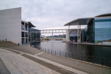 Berlin, Almanya - 18 Nisan 2023: Berlin 'de Spree Nehri ve Hükümet Bölgesi