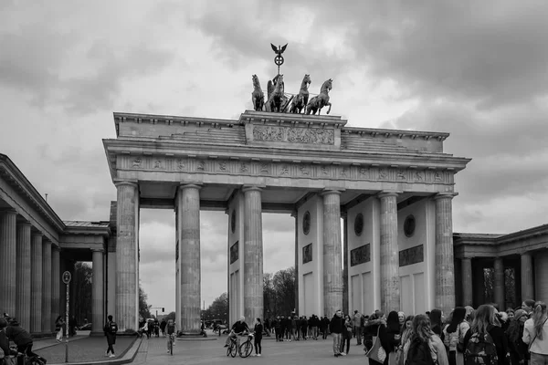 ドイツ ベルリン2023年4月18日 黒と白で ブランデンブルク門またはブランデンブルク門とベルリンの広場パルジエ広場のパノラマビュー — ストック写真
