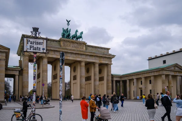 2023年4月18日 ドイツ ベルリンのブランデンブルク門またはブランデンブルク門と広場パルジエ広場のパノラマビュー — ストック写真