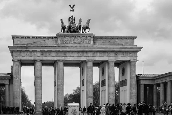 德国柏林 2023年4月18日 德国柏林勃兰登堡门 Brandenburg Gate 或勃兰登堡广场 Brandenburger Tor 全景和德国柏林广场 Square — 图库照片