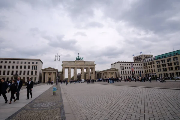 德国柏林 2023年4月18日 德国柏林勃兰登堡门 Brandenburg Gate 或勃兰登堡广场 Brandenburger Tor 和广场的全景 — 图库照片