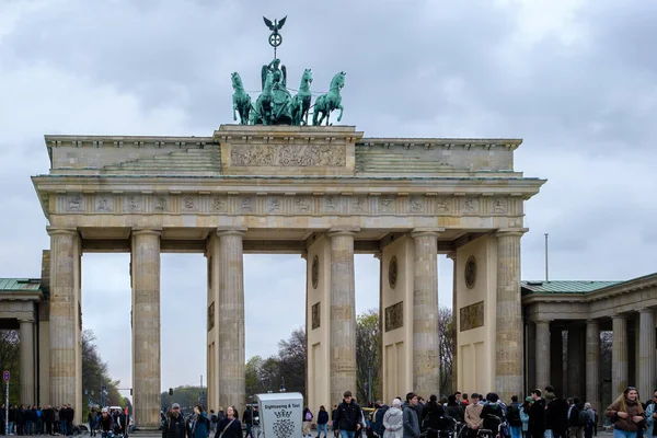 德国柏林 2023年4月18日 德国柏林勃兰登堡门 Brandenburg Gate 或勃兰登堡广场 Brandenburger Tor 和广场的全景 — 图库照片