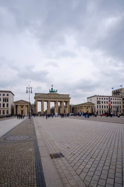 2023年4月18日 ドイツ ベルリンのブランデンブルク門またはブランデンブルク門と広場パルジエ広場のパノラマビュー — ストック写真