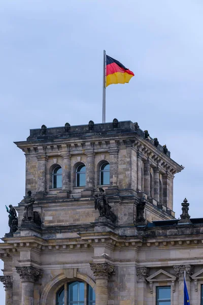 德国柏林 2023年4月18日 德意志帝国 德国议会和德国国旗顶部的观点 — 图库照片