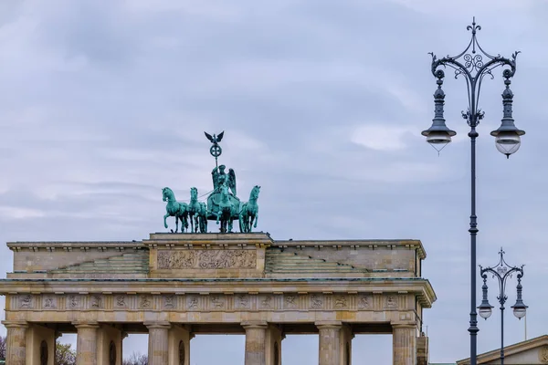 ベルリン ドイツ 2023年4月18日 装飾された街灯と四角形の景色 ベルリンのブランデンブルク門の上の像ドイツ — ストック写真