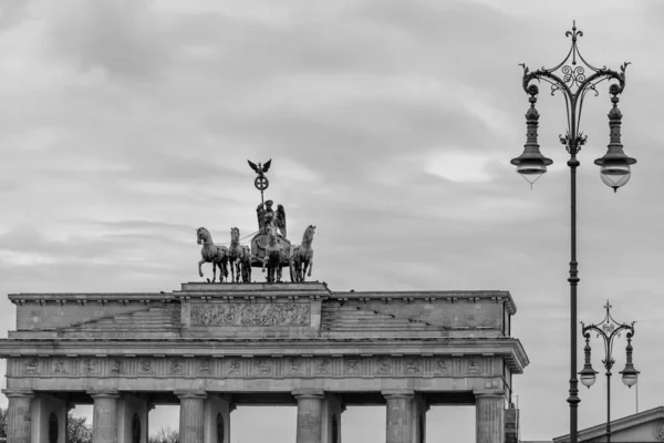 베를린 2023 흰색으로 베를린의 브란덴부르크 꼭대기에 조각상 장식된 가로등 드리가의 — 스톡 사진