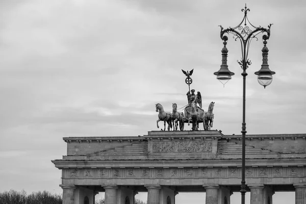 Berlin Tyskland April 2023 Utsikt Över Dekorerad Gatlykta Och Quadriga — Stockfoto