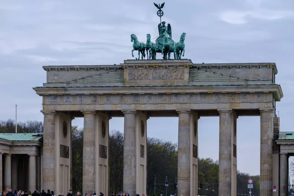 ベルリン ドイツ 2023年4月18日 ベルリンのブランデンブルク門またはブランデンブルク門の眺めドイツ — ストック写真