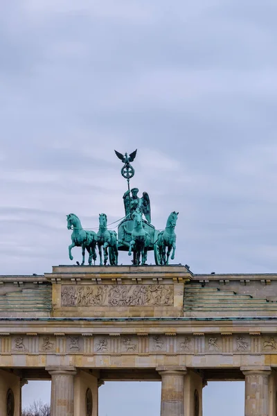 Berlin Niemcy Kwietnia 2023 Widok Ozdobioną Lampę Uliczną Quadrigę Posąg — Zdjęcie stockowe