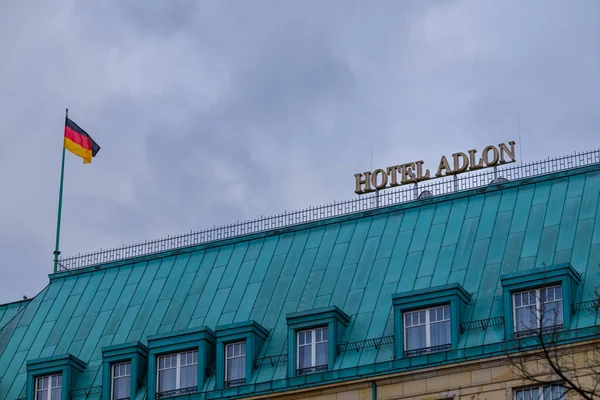 德国柏林 2023年4月18日 德国柏林著名的阿德龙酒店和德国国旗的景观 — 图库照片